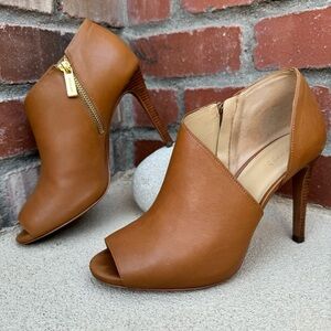 MICHAEL MICHAEL KORS
Elodie Leather Peep Toe Side Zip Shooties Sz 9